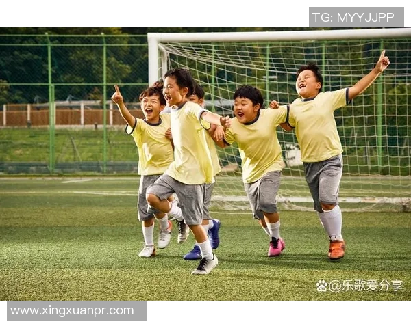 阁楼上的足球梦：在狭小空间里追逐激情与快乐的青春故事